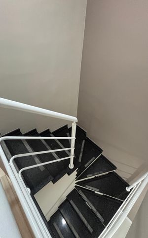 Casa de condomínio à venda com 144m², 4 quartos e 3 vagas Casa de condomínio à venda com 144m², 4 quartos e 3 vagasEscada