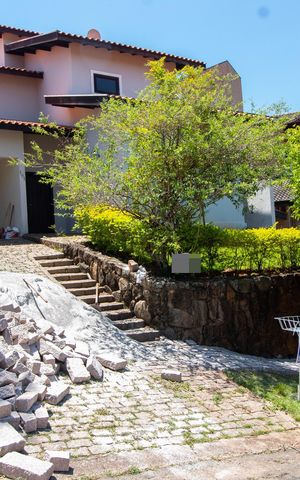Casa de condomínio à venda com 230m², 4 quartos e 4 vagas Casa de condomínio à venda com 230m², 4 quartos e 4 vagasFachada