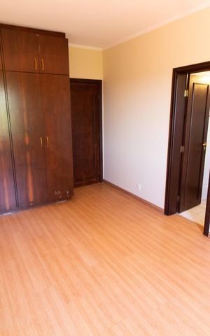 Casa de condomínio à venda com 230m², 4 quartos e 4 vagas Casa de condomínio à venda com 230m², 4 quartos e 4 vagasSuíte 2