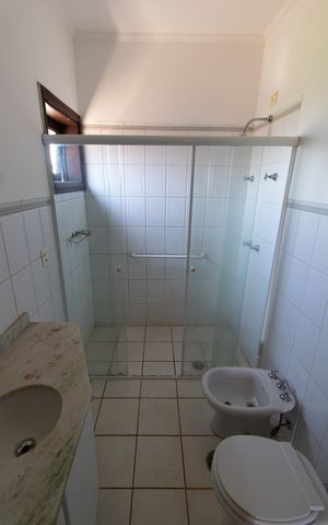 Casa de condomínio à venda com 230m², 4 quartos e 4 vagas Casa de condomínio à venda com 230m², 4 quartos e 4 vagasBanheiro da Suíte 3