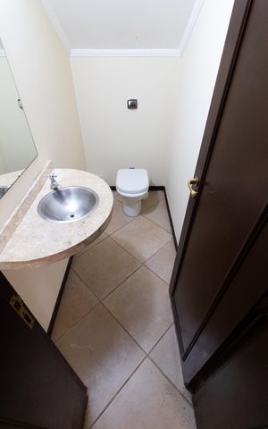 Casa de condomínio à venda com 230m², 4 quartos e 4 vagas Casa de condomínio à venda com 230m², 4 quartos e 4 vagasLavabo