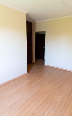 Casa de condomínio à venda com 230m², 4 quartos e 4 vagas Casa de condomínio à venda com 230m², 4 quartos e 4 vagasSuíte 1