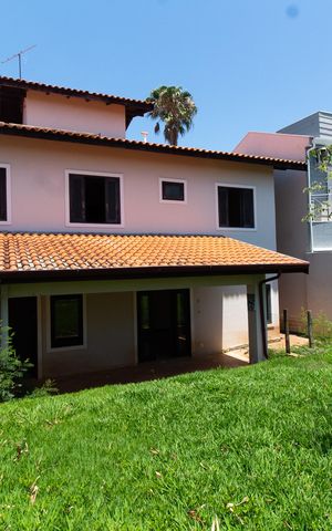 Casa de condomínio à venda com 230m², 4 quartos e 4 vagas Casa de condomínio à venda com 230m², 4 quartos e 4 vagasÁrea Externa