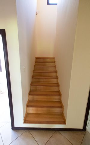 Casa de condomínio à venda com 230m², 4 quartos e 4 vagas Casa de condomínio à venda com 230m², 4 quartos e 4 vagasEscada