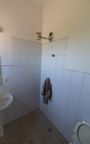 Casa de condomínio à venda com 230m², 4 quartos e 4 vagas Casa de condomínio à venda com 230m², 4 quartos e 4 vagasBanheiro de Serviço