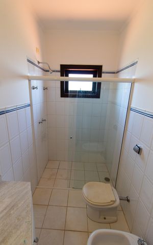 Casa de condomínio à venda com 230m², 4 quartos e 4 vagas Casa de condomínio à venda com 230m², 4 quartos e 4 vagasBanheiro da Suíte 2