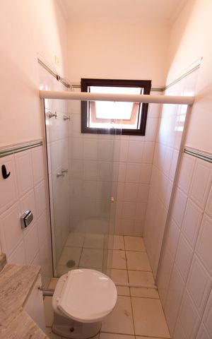 Casa de condomínio à venda com 230m², 4 quartos e 4 vagas Casa de condomínio à venda com 230m², 4 quartos e 4 vagasBanheiro da Suíte 1