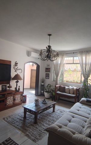Casa de condomínio à venda com 345m², 4 quartos e 2 vagas Casa de condomínio à venda com 345m², 4 quartos e 2 vagasSala de TV