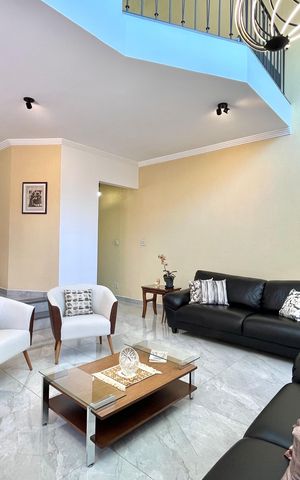 Casa à venda com 281m², 3 quartos e 3 vagas Casa à venda com 281m², 3 quartos e 3 vagasSala de Estar