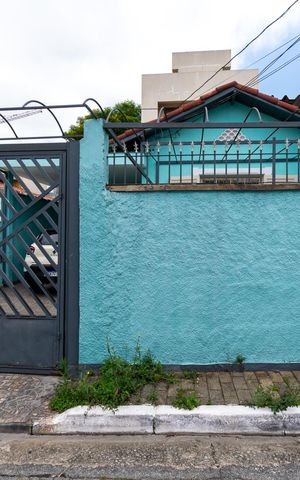 Casa à venda com 170m², 3 quartos e 2 vagas Casa à venda com 170m², 3 quartos e 2 vagasFachada