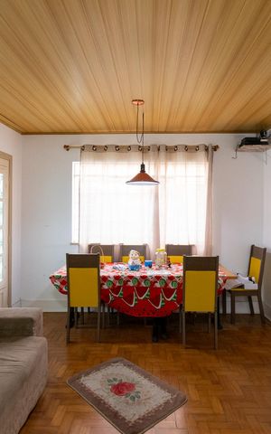 Casa à venda com 170m², 3 quartos e 2 vagas Casa à venda com 170m², 3 quartos e 2 vagasSala