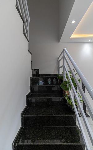 Casa à venda com 80m², 2 quartos e 2 vagas Casa à venda com 80m², 2 quartos e 2 vagasEscada