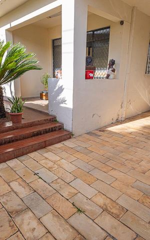 Casa à venda com 360m², 4 quartos e 2 vagas Casa à venda com 360m², 4 quartos e 2 vagasquintal / garagem