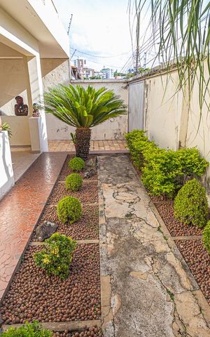 Casa à venda com 360m², 4 quartos e 2 vagas Casa à venda com 360m², 4 quartos e 2 vagasquintal / garagem