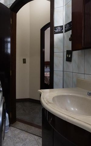 Casa para alugar com 250m², 4 quartos e 15 vagas Casa para alugar com 250m², 4 quartos e 15 vagasBanheiro