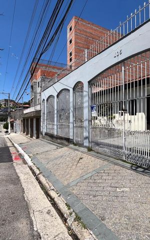 Casa para alugar com 250m², 4 quartos e 15 vagas Casa para alugar com 250m², 4 quartos e 15 vagasFachada e Plaquinha