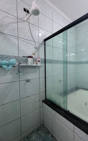 Casa à venda com 300m², 5 quartos e 2 vagas Casa à venda com 300m², 5 quartos e 2 vagasBanheiro da Suíte