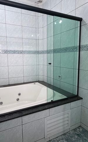 Casa à venda com 300m², 5 quartos e 2 vagas Casa à venda com 300m², 5 quartos e 2 vagasBanheiro da Suíte
