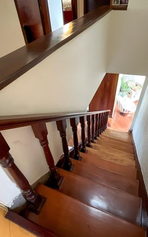 Casa à venda com 185m², 5 quartos e 4 vagasEscada