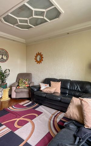 Casa à venda com 185m², 5 quartos e 4 vagasSala