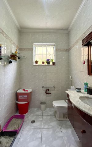 Casa à venda com 185m², 5 quartos e 4 vagasBanheiro 1