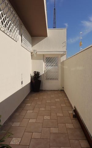 Casa à venda com 310m², 3 quartos e 2 vagasCorredor externo