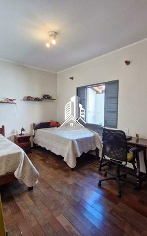 Casa à venda com 239m², 4 quartos e 5 vagas
