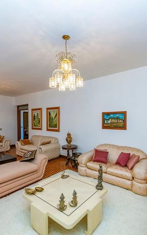Casa à venda com 440m², 5 quartos e 3 vagas Casa à venda com 440m², 5 quartos e 3 vagasSala 1