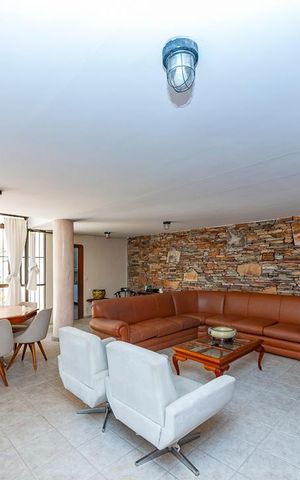 Casa à venda com 440m², 5 quartos e 3 vagas Casa à venda com 440m², 5 quartos e 3 vagasSala 4