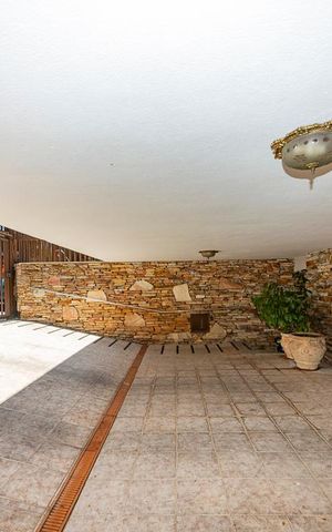 Casa à venda com 440m², 5 quartos e 3 vagas Casa à venda com 440m², 5 quartos e 3 vagasGaragem