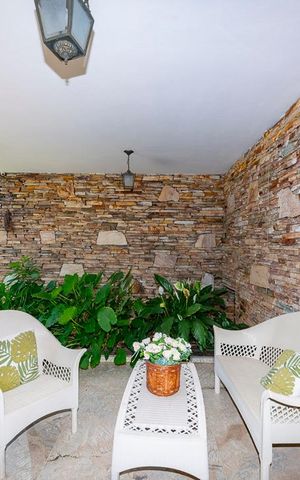 Casa à venda com 440m², 5 quartos e 3 vagas Casa à venda com 440m², 5 quartos e 3 vagasVaranda