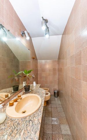 Casa à venda com 440m², 5 quartos e 3 vagas Casa à venda com 440m², 5 quartos e 3 vagasLavabo