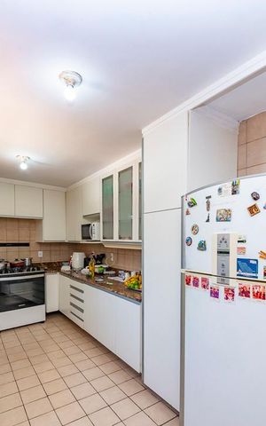 Casa à venda com 440m², 5 quartos e 3 vagas Casa à venda com 440m², 5 quartos e 3 vagasCozinha
