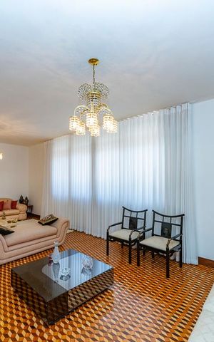 Casa à venda com 440m², 5 quartos e 3 vagas Casa à venda com 440m², 5 quartos e 3 vagasSala 1