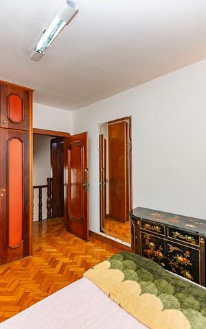 Casa à venda com 440m², 5 quartos e 3 vagas Casa à venda com 440m², 5 quartos e 3 vagasQuarto 4