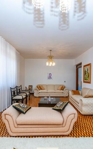 Casa à venda com 440m², 5 quartos e 3 vagas Casa à venda com 440m², 5 quartos e 3 vagasSala 1
