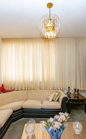 Casa à venda com 440m², 5 quartos e 3 vagas Casa à venda com 440m², 5 quartos e 3 vagasSala 2
