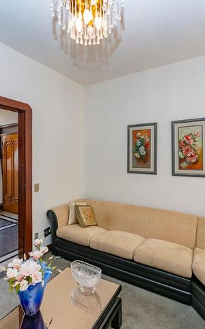 Casa à venda com 440m², 5 quartos e 3 vagas Casa à venda com 440m², 5 quartos e 3 vagasSala 2