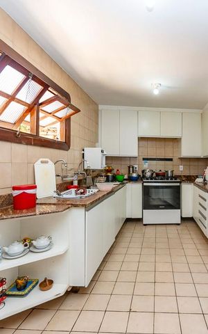 Casa à venda com 440m², 5 quartos e 3 vagas Casa à venda com 440m², 5 quartos e 3 vagasCozinha