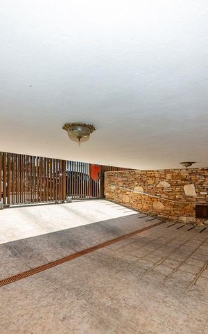 Casa à venda com 440m², 5 quartos e 3 vagas Casa à venda com 440m², 5 quartos e 3 vagasGaragem