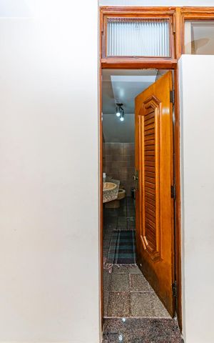 Casa à venda com 440m², 5 quartos e 3 vagas Casa à venda com 440m², 5 quartos e 3 vagasLavabo
