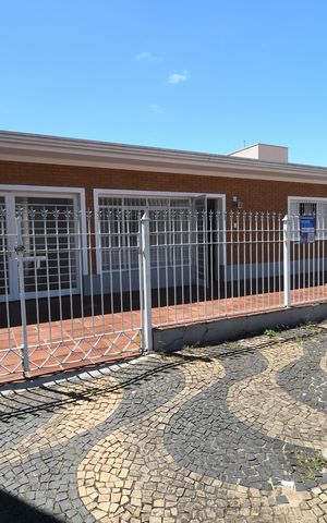 Casa à venda com 144m², 2 quartos e 2 vagasFachada / Placa