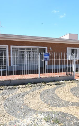 Casa à venda com 144m², 2 quartos e 2 vagasFachada / Placa