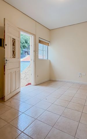 Casa à venda com 240m², 4 quartos e 2 vagas Casa à venda com 240m², 4 quartos e 2 vagasSala