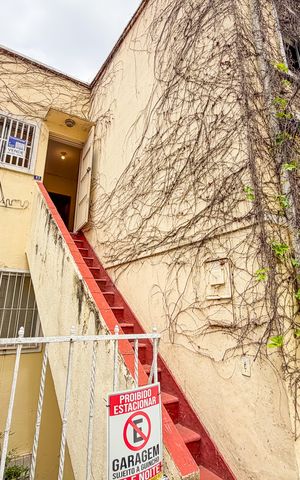 Casa à venda com 240m², 4 quartos e 2 vagas Casa à venda com 240m², 4 quartos e 2 vagasFachada + Plaquinha