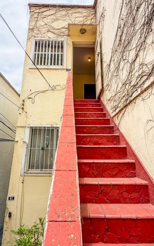 Casa à venda com 240m², 4 quartos e 2 vagas Casa à venda com 240m², 4 quartos e 2 vagasFachada