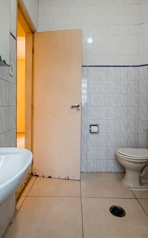 Casa à venda com 240m², 4 quartos e 2 vagas Casa à venda com 240m², 4 quartos e 2 vagasBanheiro