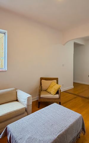 Casa à venda com 240m², 4 quartos e 2 vagas Casa à venda com 240m², 4 quartos e 2 vagasSala