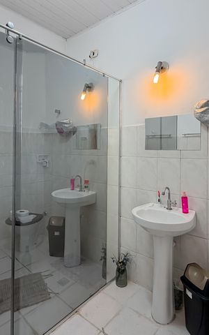 Casa à venda com 240m², 4 quartos e 2 vagas Casa à venda com 240m², 4 quartos e 2 vagasCasa 2 - Banheiro