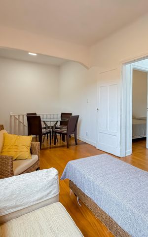 Casa à venda com 240m², 4 quartos e 2 vagas Casa à venda com 240m², 4 quartos e 2 vagasSala